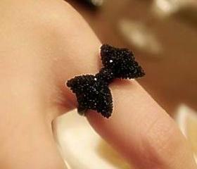Sparkling Black Ribbon Ring